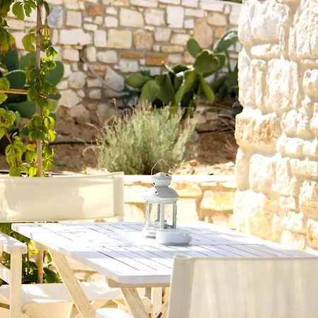 Nomads House Aparthotel Logaras